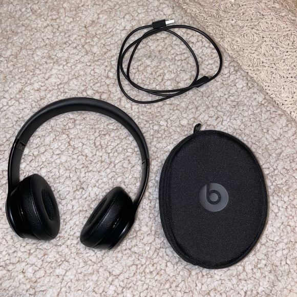 SOLD Wireless Beats solo 3 - Picture 9 of 10